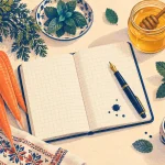 Мама з донькою ввечері перевіряють написання слів у зошиті на кухні